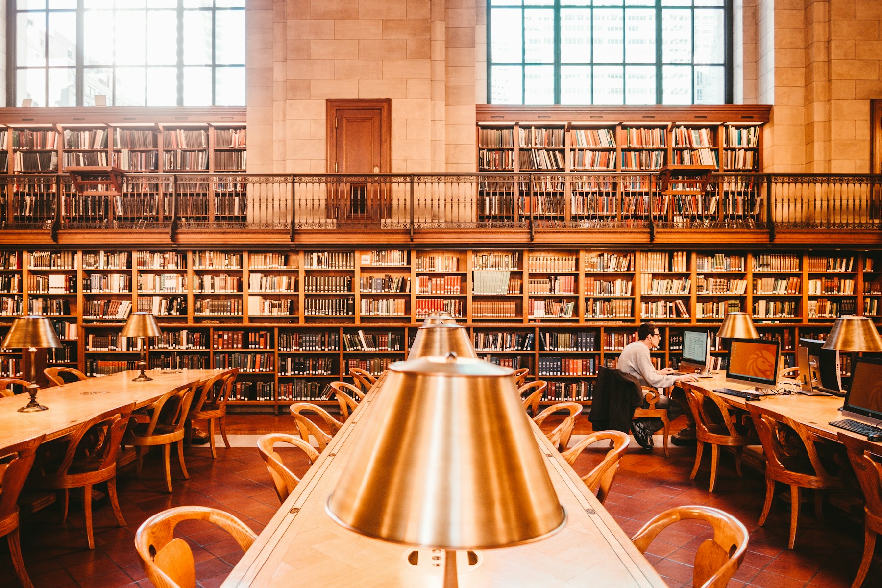 Estanterías y mesas de lectura en una biblioteca histórica